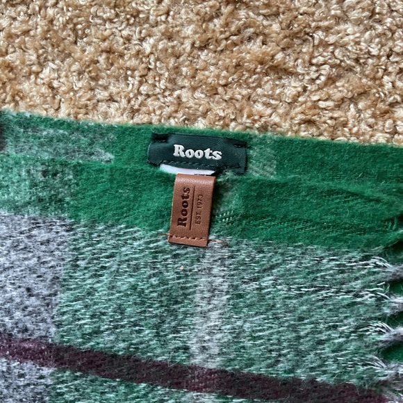 Roots Green and Gray Plaid Blanket Scarf - Picture 3 of 3